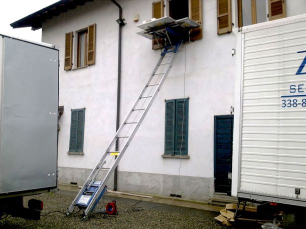 Noleggio elevatore componibile Milano: per spazi angusti