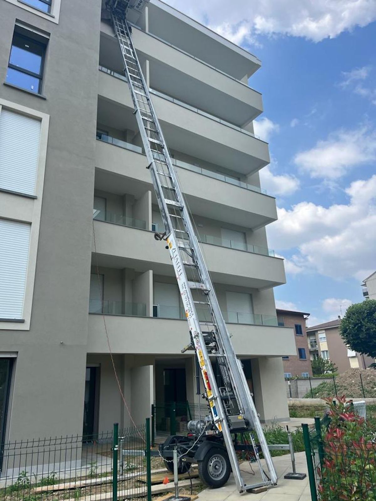 Noleggio con operatore elevatori per traslochi da 21 fino a 33 metri