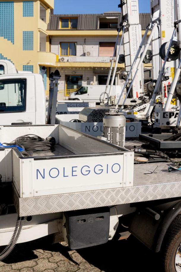 Noleggio elevatori piccoli autocarrati Milano: fino a 27 metri