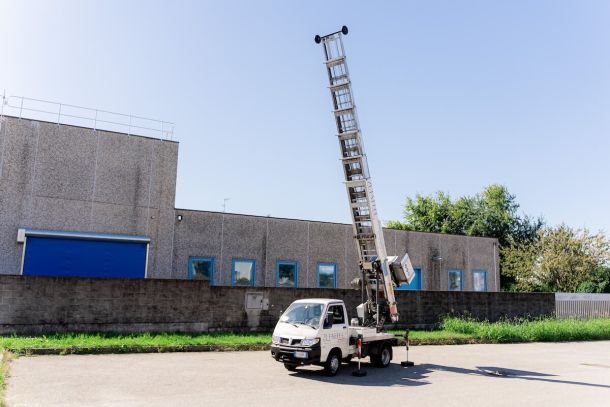 Noleggio elevatori piccoli autocarrati Milano: fino a 27 metri