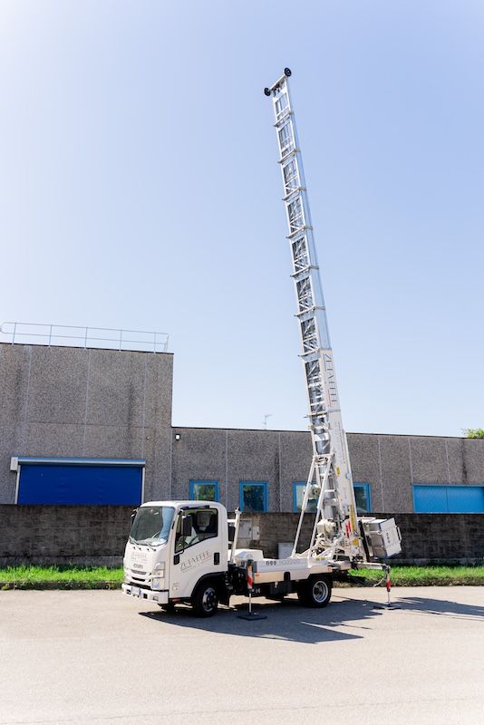 Noleggio elevatore autocarrato fino a 33 mt Milano